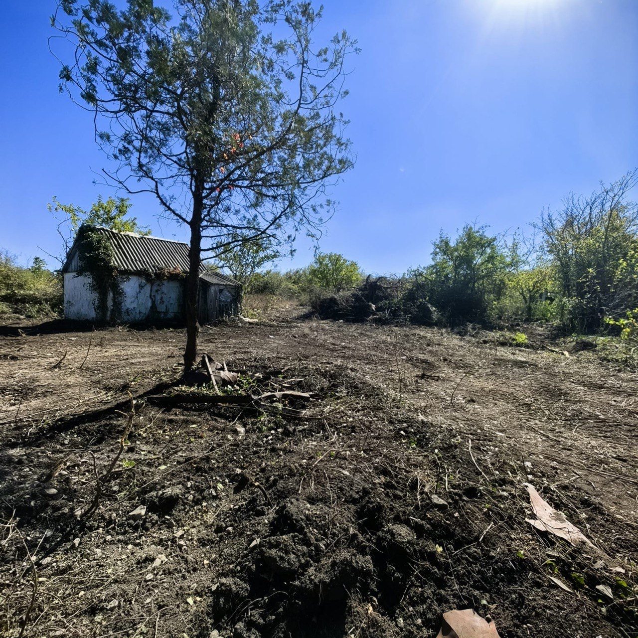 Продается участок 6 сот в СОТ Строитель (Анапа). Земли сельскохозяйственного назначения, Виды разрешенного использования: Для садоводства и огородничества.

Участок отмежеван, расчищен, в процессе подключения электричества.

Тихое, спокойное, живописное место, на возвышенности, в дачных товарищества