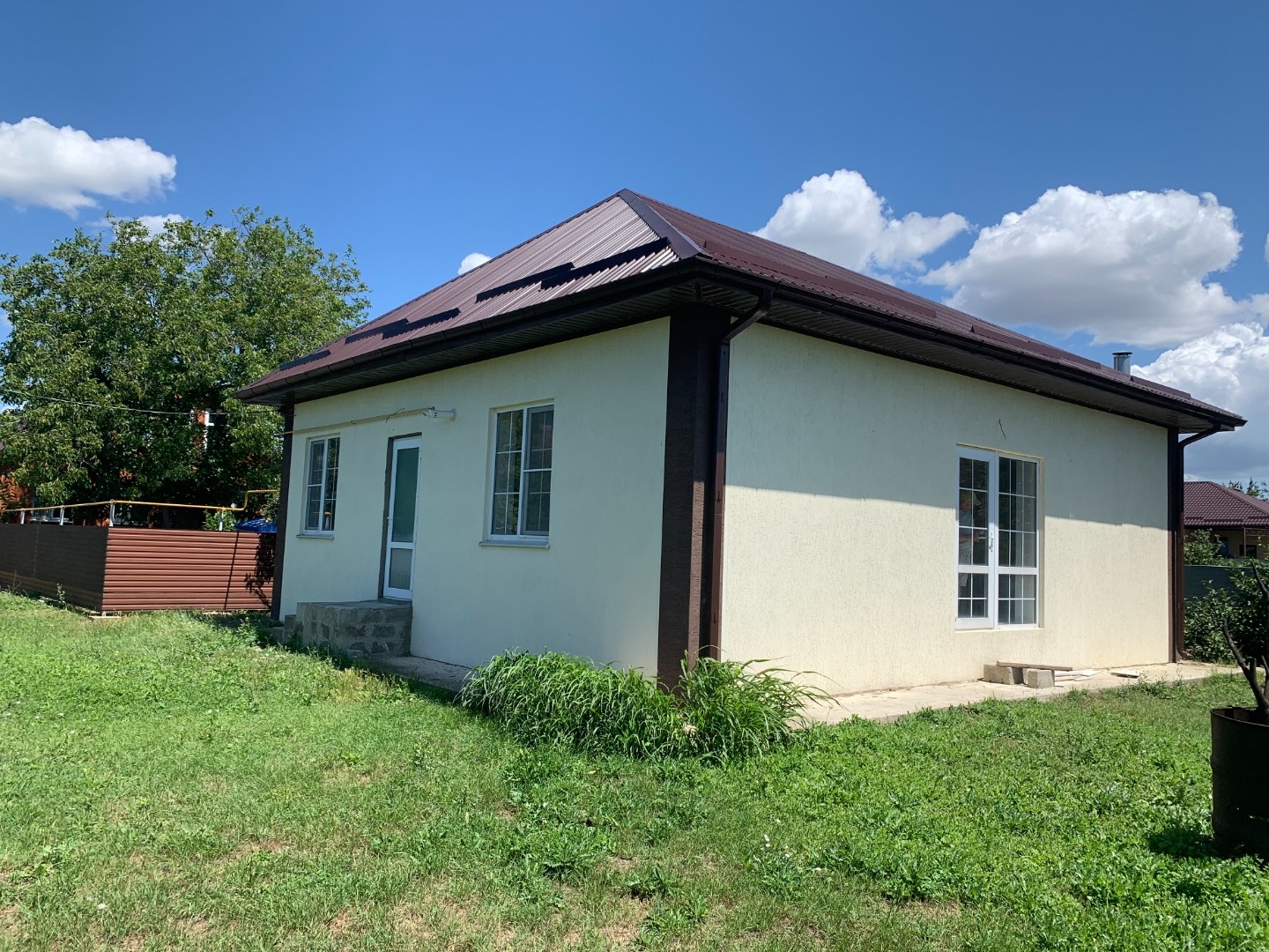 Продаётся одноэтажный дом 88,1 кв.м. на земельном участке 6 сот. (ИЖС, разреш.вид исп. ЛПХ). 
В доме большая кухня-гостиная с панорамным окном и выходом на террасу, две спальни, совмещ.с/у. Дом в чистовой отделке, стены отшпаклеваны под покраску или обои, выровнен и подшит потолок, теплые полы, кром